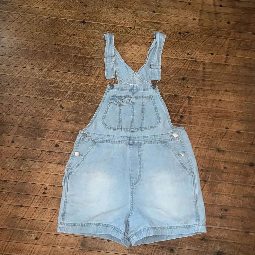 No Boundaries distressed light wash S 3-5 denim overall shorts